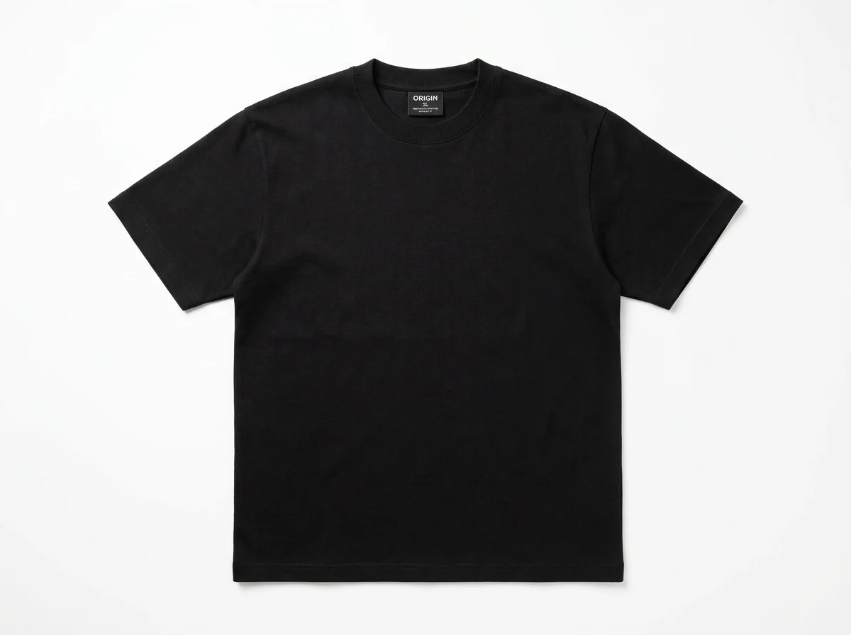 Camiseta preta de algodão encorpado centralizada em fundo branco para catálogo virtual